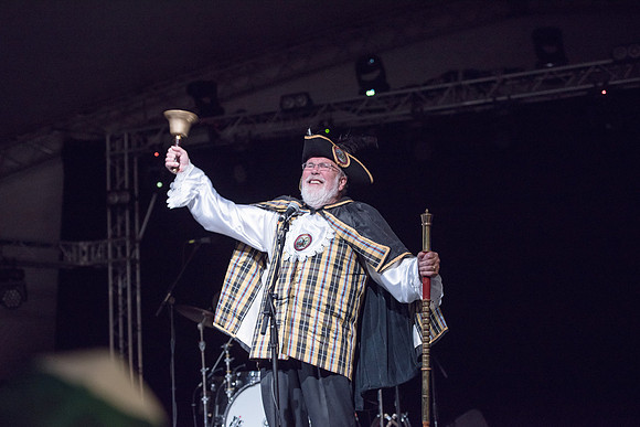 Looe-music-festival-2016-TOWN CRIER-LAURA CROUCHLEY-HR-DSC_1459