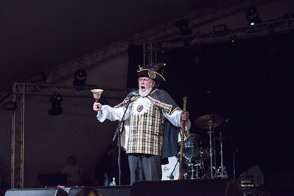 Looe-music-festival-2016-TOWN CRIER-LAURA CROUCHLEY-HR-DSC_1453