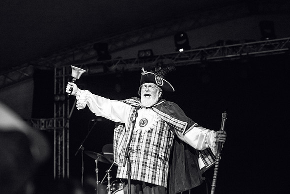 Looe-music-festival-2016-TOWN CRIER-LAURA CROUCHLEY-HR-DSC_1464