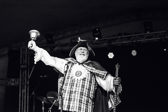 Looe-music-festival-2016-TOWN CRIER-LAURA CROUCHLEY-HR-DSC_1471